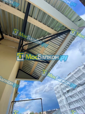 Крыша на балконе в Москве монтаж и ремонт по выгодной цене от МосБалкон