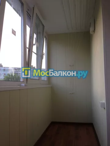 Отделка балкона и лоджии пластиковыми ПВХ панелями в Москве от компании МосБалкон