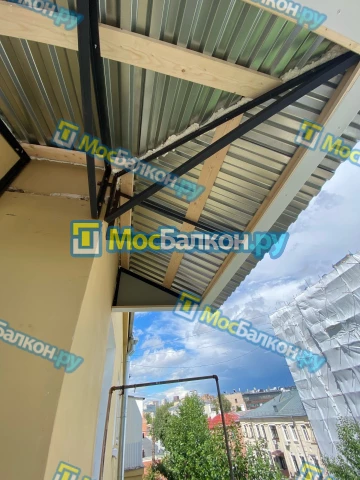 Крыша на балконе в Москве монтаж и ремонт по выгодной цене от МосБалкон