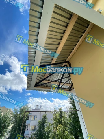 Крыша на балконе в Москве монтаж и ремонт по выгодной цене от МосБалкон