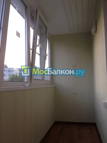 Отделка балкона и лоджии пластиковыми ПВХ панелями в Москве от компании МосБалкон